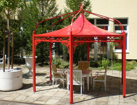 Individuell gestalteter Profi-Pavillon fr den Hotel-Garten.