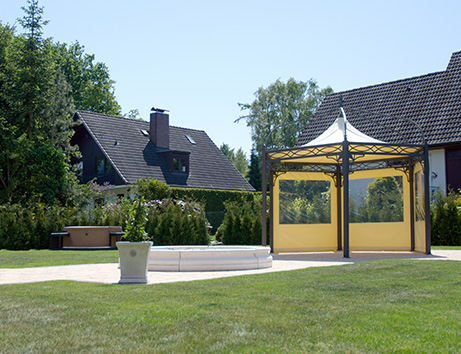 Luxus Garten-Pavillon sechseckig im Garten.