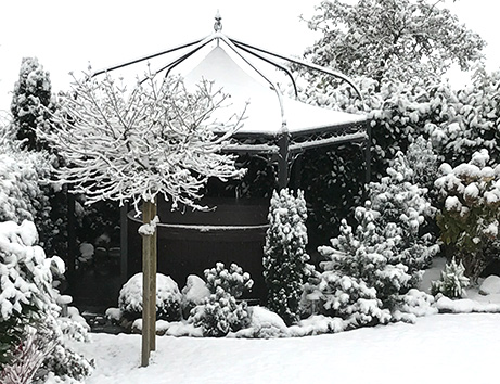 Winterfester Pavillon im Schnee.