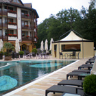 Stabiler Pavillon am Hotel-Pool mit Seitenwänden.